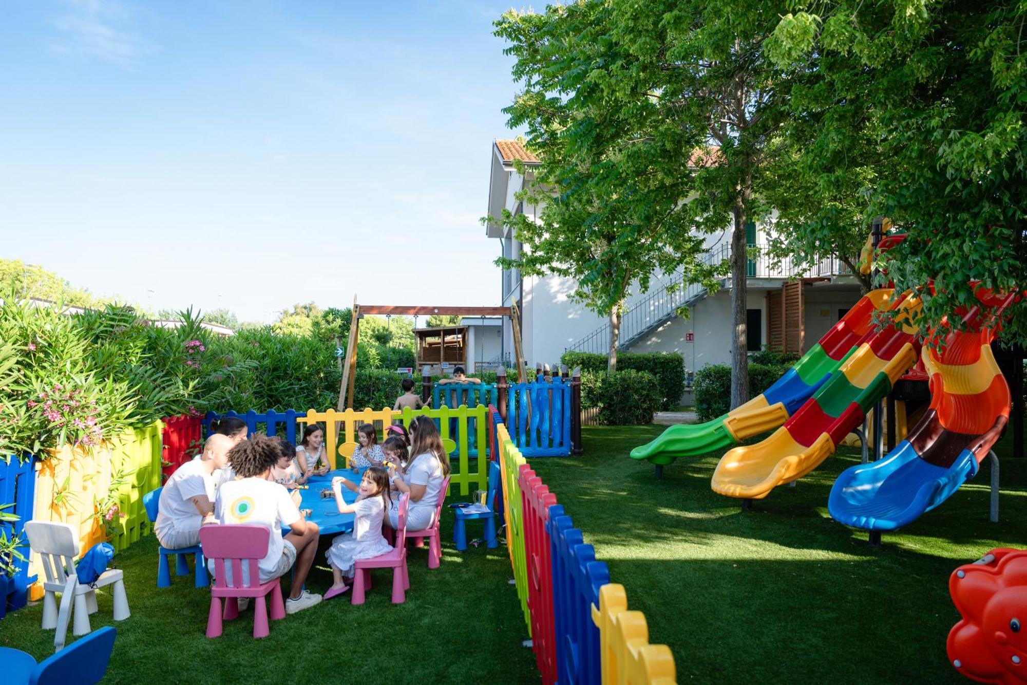 Club Del Sole Stork Family Collection Hotel Giulianova Bagian luar foto